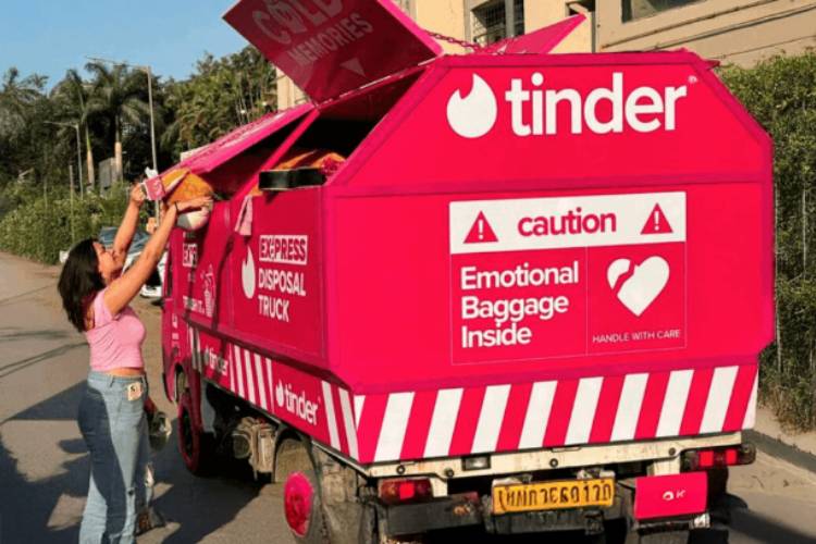 Tinder lança caminhão de lixo para descartar lembranças de antigos relacionamentos